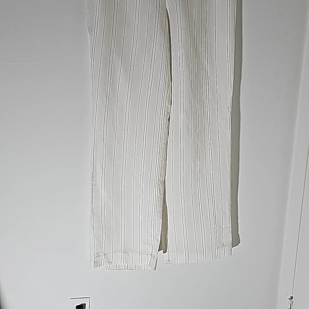 H&M, NWT‎ wide leg white with pinstripe. Size medium. Elastic waist with tie.